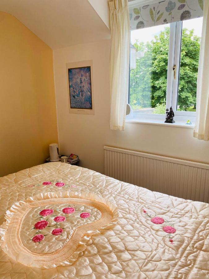 Bed and Breakfast Camelot Retreat - Tor View Гластонбери Экстерьер фото